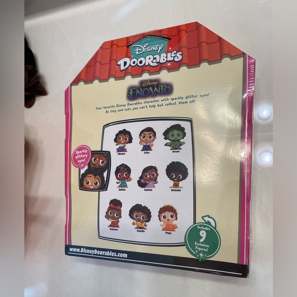 Disney Encanto blanket and doorables set - Picture 14 of 14